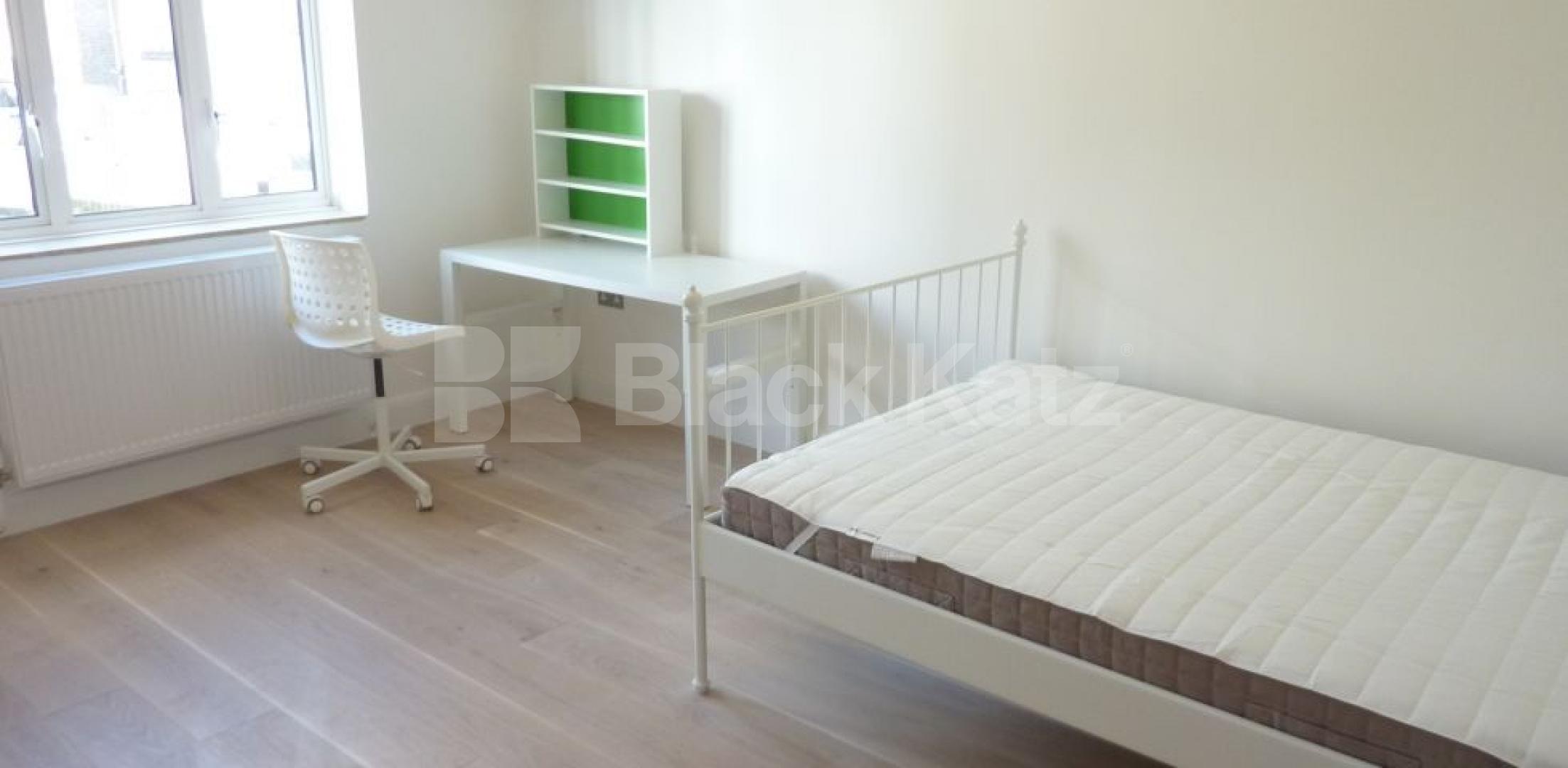 			 NEWLY REFURBISHED 3 BED GOOD FOR 4 SHARERS!, 3 Bedroom, 1 bath, 1 reception Flat			 Harrington Square, CAMDEN/MORNINGTON CRESCENT